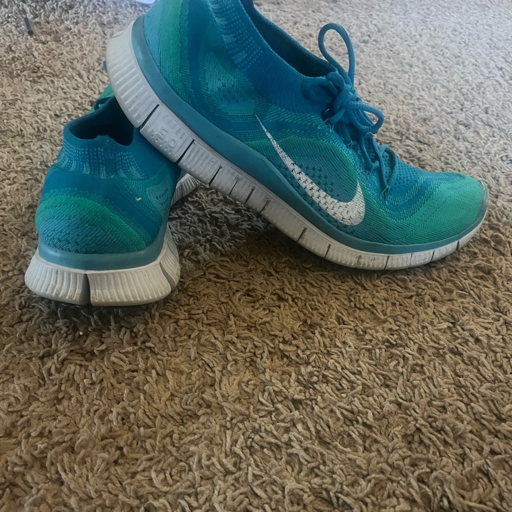 I am selling a gently used pair of turquoise Nike FREE 5.0 size 9 in women’s